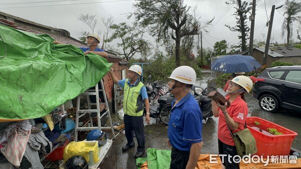 ▲台南市做工行善團志工冒雨搶修七股區災損住家屋頂，協助加蓋帆佈防止漏水惡化。（記者林東良翻攝，下同）