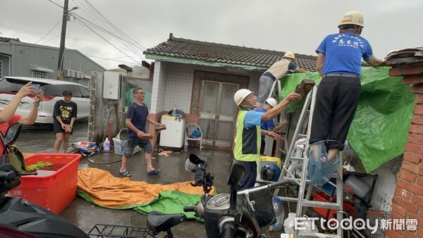 ▲台南市做工行善團志工冒雨搶修七股區災損住家屋頂，協助加蓋帆佈防止漏水惡化。（記者林東良翻攝，下同）