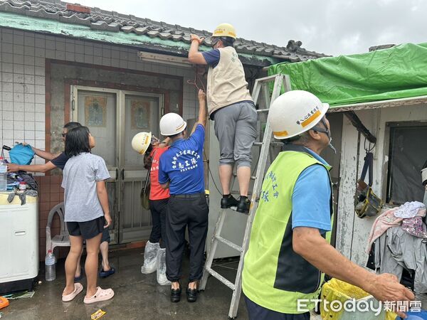 ▲台南市做工行善團志工冒雨搶修七股區災損住家屋頂，協助加蓋帆佈防止漏水惡化。（記者林東良翻攝，下同）
