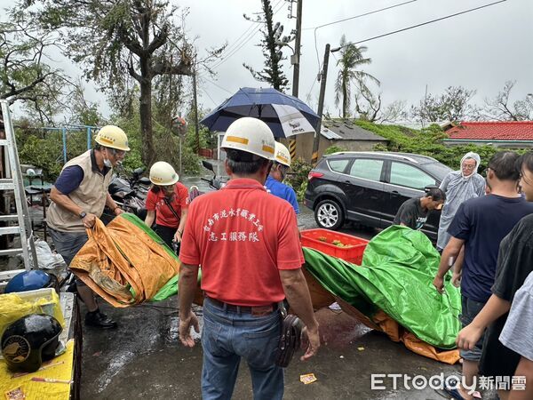 ▲台南市做工行善團志工冒雨搶修七股區災損住家屋頂，協助加蓋帆佈防止漏水惡化。（記者林東良翻攝，下同）