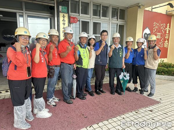 ▲台南市做工行善團志工冒雨搶修七股區災損住家屋頂，協助加蓋帆佈防止漏水惡化。（記者林東良翻攝，下同）