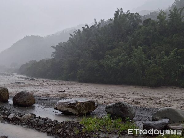 ▲▼高雄山區紫爆級超大豪雨！溪水暴漲漫路面　土石崩落畫面曝。（圖／記者賴文萱翻攝）