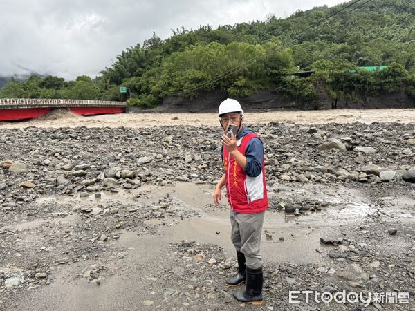 ▲▼高雄山區紫爆級超大豪雨！溪水暴漲漫路面　土石崩落畫面曝。（圖／記者賴文萱翻攝）