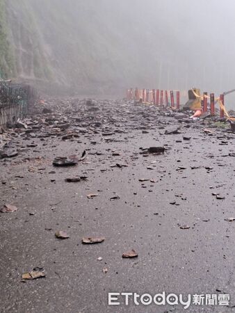 ▲▼高雄山區紫爆級超大豪雨！溪水暴漲漫路面　土石崩落畫面曝。（圖／記者賴文萱翻攝）