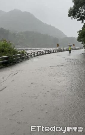 ▲▼高雄山區紫爆級超大豪雨！溪水暴漲漫路面　土石崩落畫面曝。（圖／記者賴文萱翻攝）