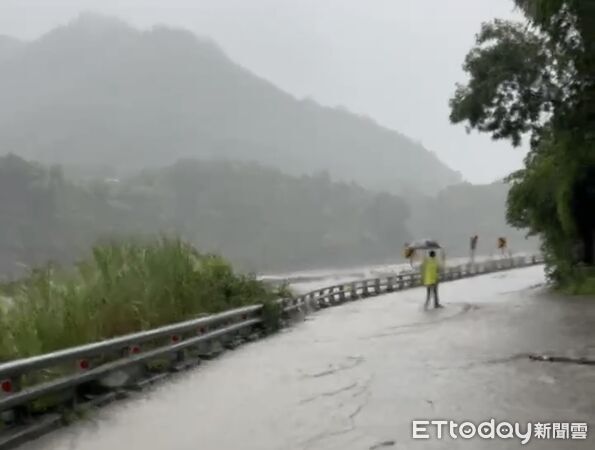 ▲高雄山區紫爆級超大豪雨，溪水暴漲漫路面　土石崩落畫面曝。（圖／記者賴文萱翻攝）