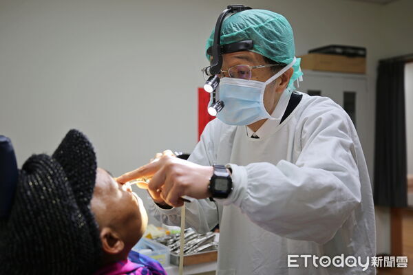 ▲台灣頭頸部腫瘤醫學會頒贈「2025醫療奉獻獎」，表彰花蓮慈院陳培榕副院長30餘年來不遺餘力的守護東部頭頸癌患者。（圖／慈濟醫學中心提供，下同）