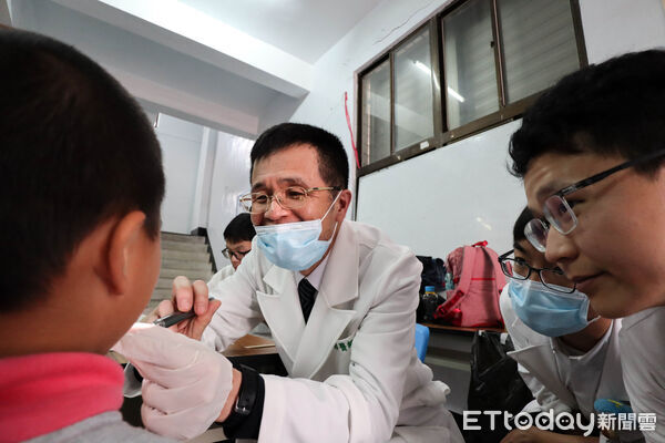 ▲台灣頭頸部腫瘤醫學會頒贈「2025醫療奉獻獎」，表彰花蓮慈院陳培榕副院長30餘年來不遺餘力的守護東部頭頸癌患者。（圖／慈濟醫學中心提供，下同）