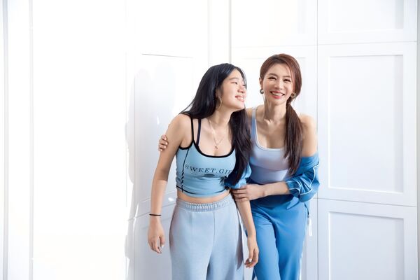 ▲王瀅(右)與女兒拍攝COZY PUNCH服裝。（圖／鏡藝宏海提供）