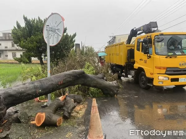 ▲颱風丹娜絲雖已遠離，但中南部地區大雨釀災未停。圖為基隆環保局派重機具南下支援嘉義災後家園重建。（圖／記者郭世賢翻攝）