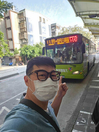 娛樂報報／野生馬力歐騎車載老婆出門　暖心駕駛禮儀獲讚