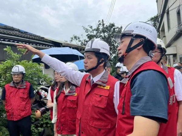 ▲代理市長邱臣遠率隊前往元培街受災區勘察。（圖／新竹市政府提供）