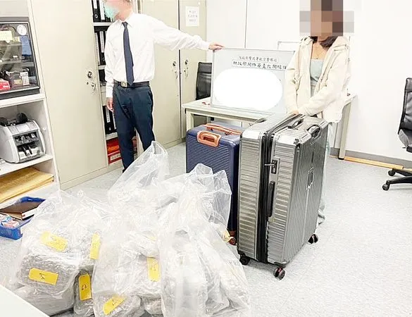 ▲泰國籍女子今年3月間自泰國入境桃園機場第二航廈，入境攜帶兩只大型行李箱被當場查獲夾藏二級毒品大麻共計40.59公斤。（圖／航警局提供）