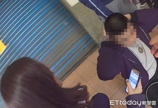 ▲警方跟監向被害人取款的鍾姓車手。（圖／桃園警分局提供）