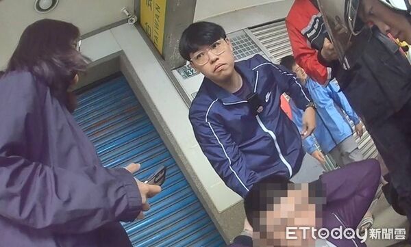 ▲趁其交付詐騙所得款項給監控的洪男時，埋伏員警一擁而上將2 人逮捕。（圖／桃園警分局提供）