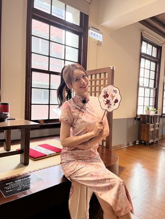 ▲李雅英穿上旗袍別有韻味。（圖／民視提供）