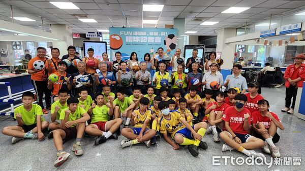 ▲奇郁國際股份有限公司捐贈籃球等球具、設備，全鎮國小、國中、高中等校受惠。（圖／埔里鎮公所提供）