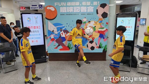 ▲奇郁國際股份有限公司捐贈籃球等球具、設備，全鎮國小、國中、高中等校受惠。（圖／埔里鎮公所提供，下同）