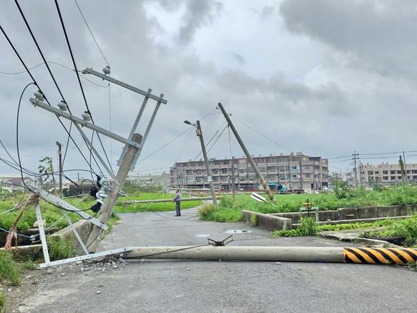 ▲▼丹娜絲颱風在無中央山脈屏障下重創嘉南平原，電桿吹斷逾2454支，史上最嚴重。（圖／台電提供）