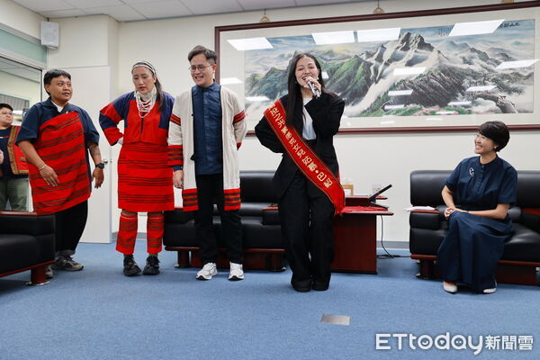 ▲賽德克女兒姑慕·巴紹獲金曲獎，南投縣長許淑華頒獎勵金祝賀。（圖／南投縣政府提供）
