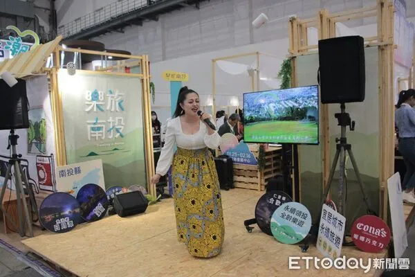 ▲賽德克女兒姑慕·巴紹獲金曲獎，南投縣長許淑華頒獎勵金祝賀。（圖／南投縣政府提供，下同）