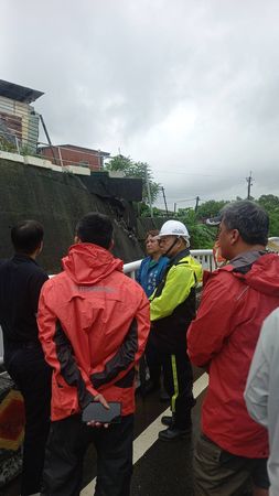 ▲受大豪雨影響，來義鄉望嘉村擋土牆塌陷。（圖／來義鄉長莊景星提供）