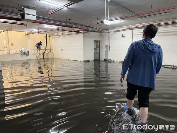 ▲大里停車場,淹水。（圖／記者游瓊華攝）