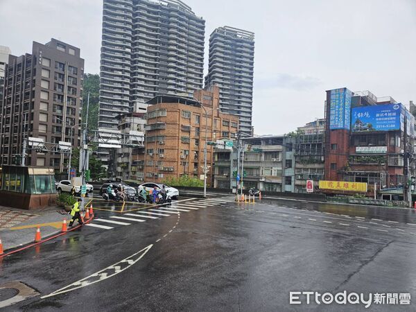 ▲新北改善碧潭大橋環河路口。（圖／新北市交通局提供）