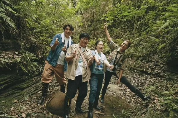 ▲梁赫群(左起)、胡瓜、張秀卿與小禎去爬山。（圖／客家電視台）