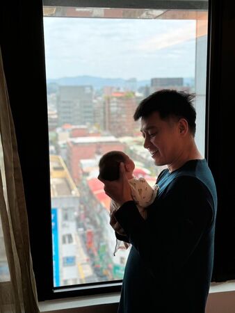 ▲張天霖將愛女捧在手中，散發滿滿父愛。（圖／翻攝自Facebook／張天霖_jetstar粉絲團）