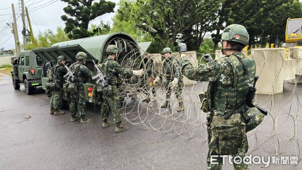 ▲▼金防部「漢光演習」路樹爆破、重要道路阻絕　吊掛消波塊阻敵。（圖／記者林名揚翻攝）