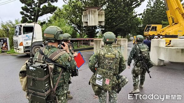 ▲▼金防部「漢光演習」路樹爆破、重要道路阻絕　吊掛消波塊阻敵。（圖／記者林名揚翻攝）