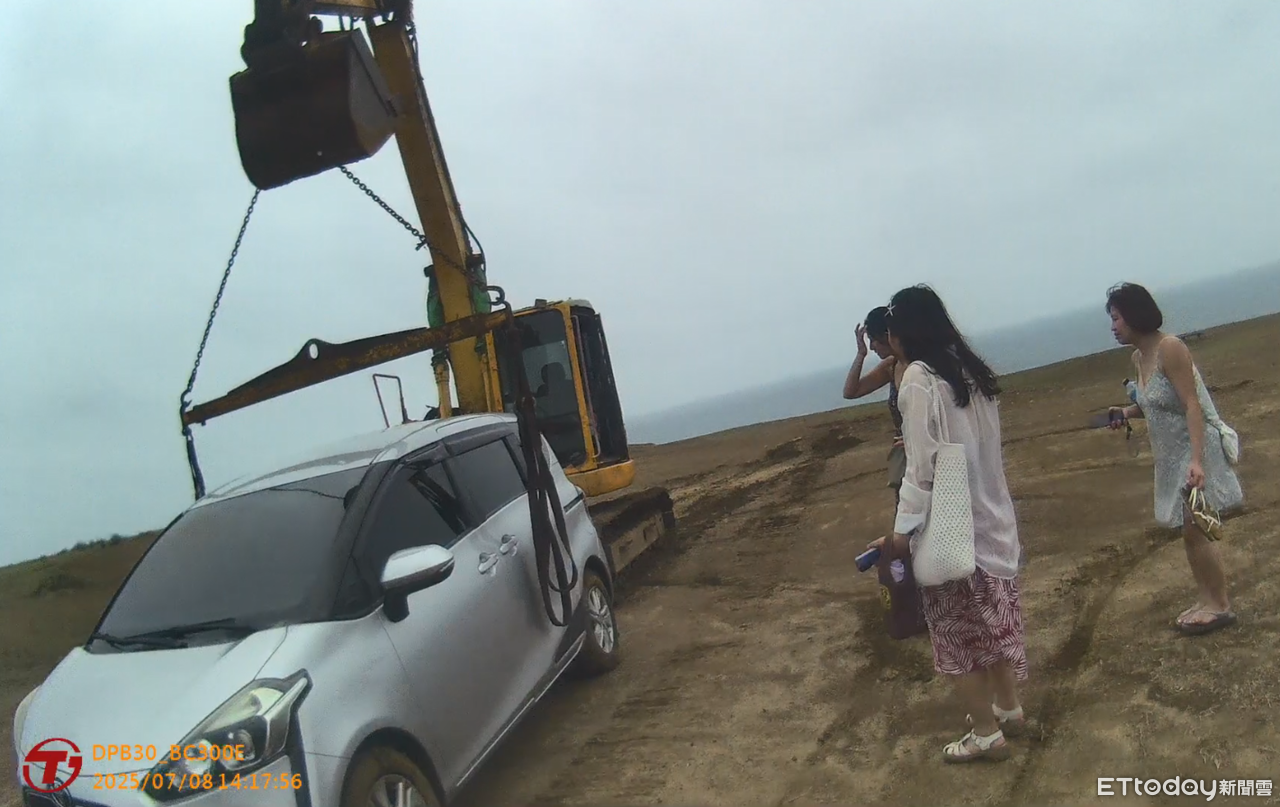 3女自駕游澎湖險出事！草原看海車陷泥路　鄉親出動怪手救援
