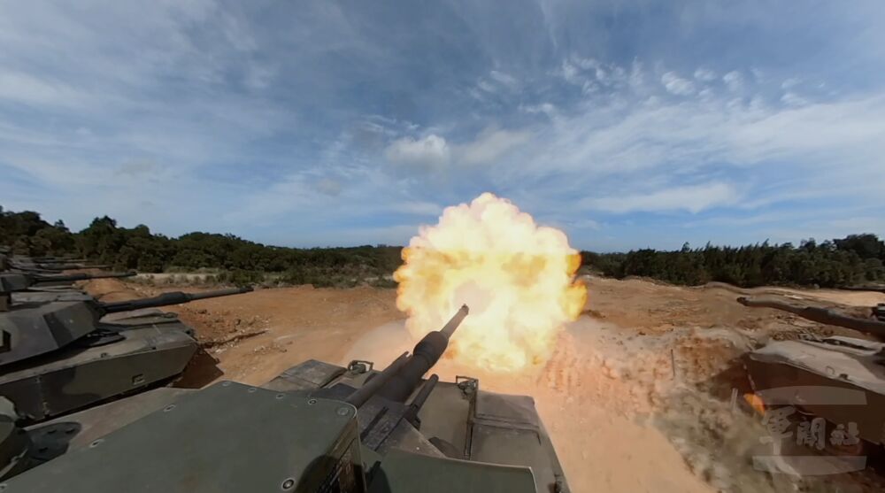 震波揚起沙塵超震撼　 最強戰車M1A2T在坑子口訓練場展示精良火力