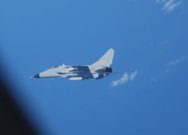 ▲▼防衛省公布共機接近日本偵察機時的畫面。（圖／防衛省）