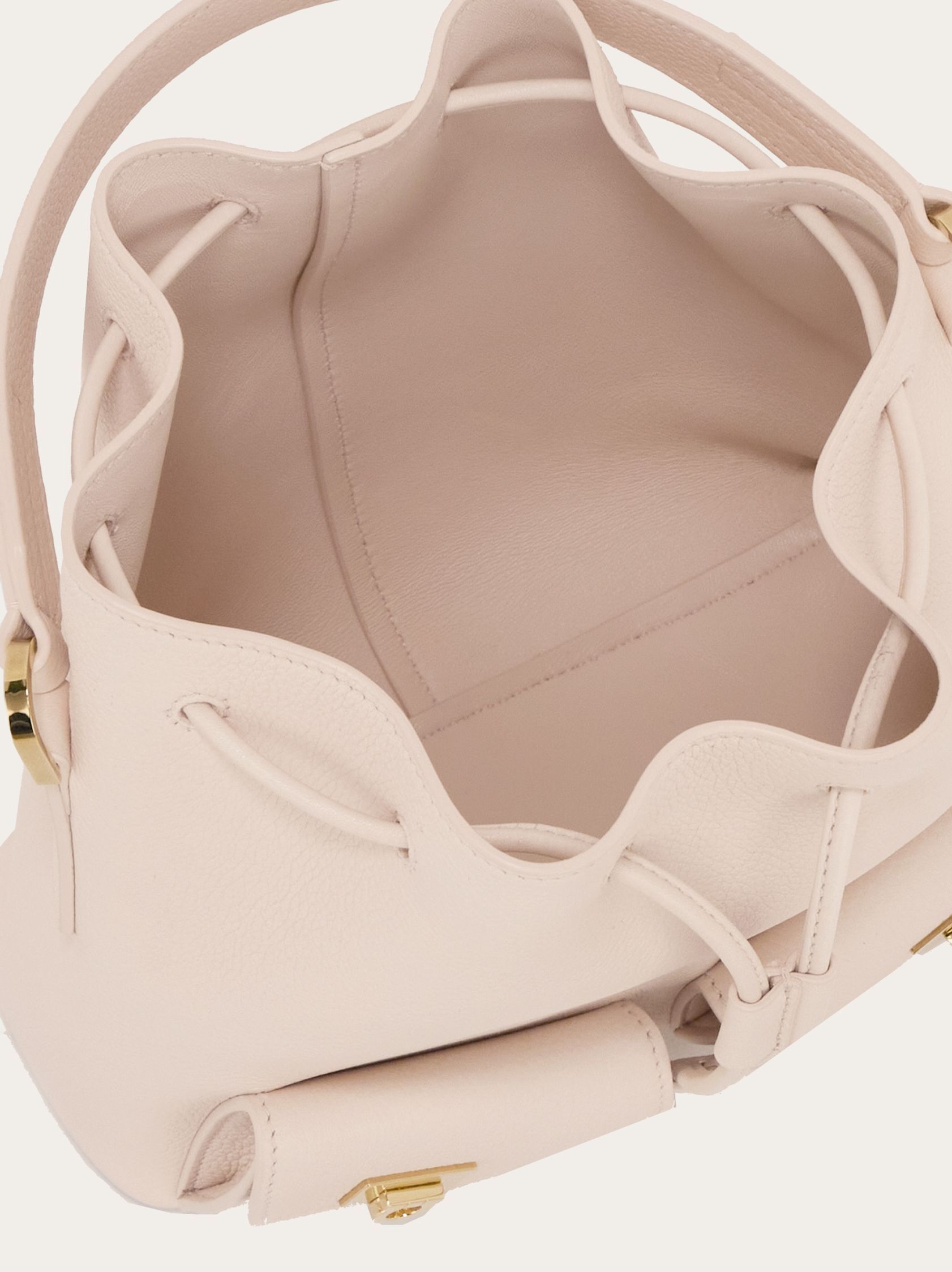 ▲▼   李惠利曬Ferragamo新Hug水桶包 。（圖／翻攝自官網、IG）
