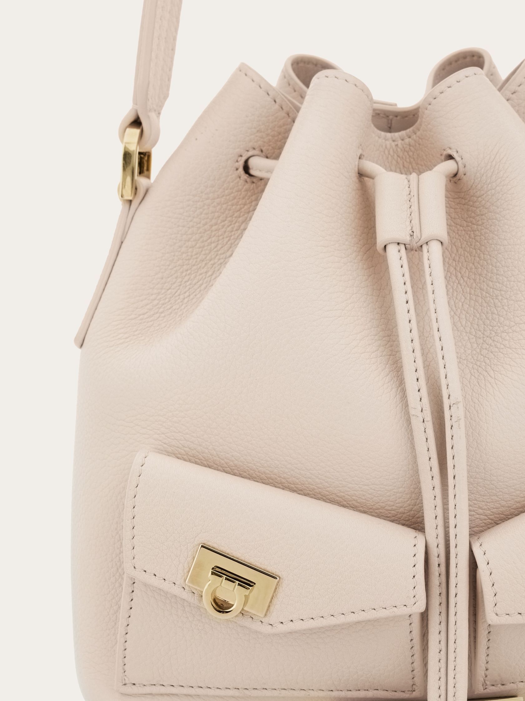 ▲▼   李惠利曬Ferragamo新Hug水桶包 。（圖／翻攝自官網、IG）