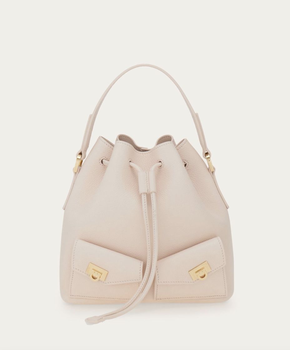 ▲▼   李惠利曬Ferragamo新Hug水桶包 。（圖／翻攝自官網、IG）