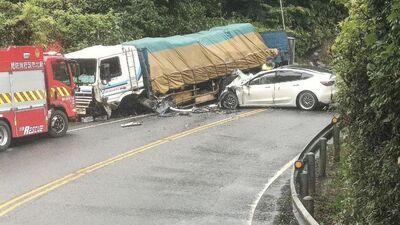 快訊／北宜公路嚴重車禍　轎車攔腰撞貨車全毀
