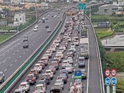 上班族崩潰！國3台中彰化段連4撞　南下塞車3公里...只剩路肩可走