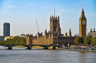 英國政府拓展財源　過夜旅客擬課稅