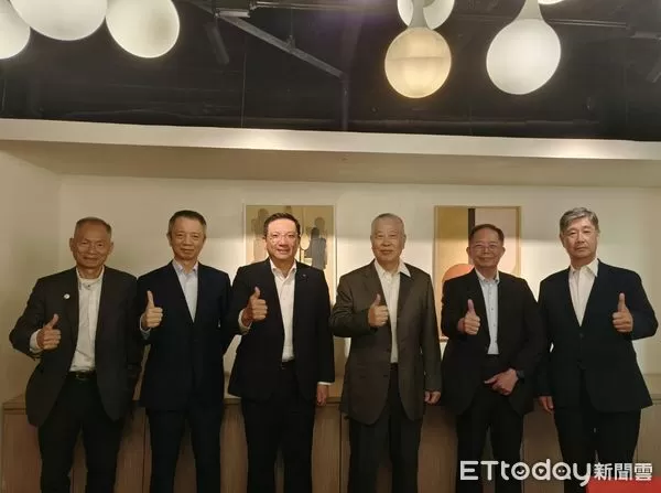 ▲左起全國船聯會秘書長林沛樵、船務代理公會全國聯合會理事長黃啟洋、全國船聯會理事長蔡豐明、台北市海運承攬公會理事長陳木枝、中華海員總工會理事長章烈忠、貨櫃儲運事業協會理事長林炯炘在航海節前夕記者會上。（圖／記者張佩芬攝）