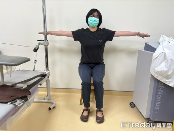 ▲圖1坐姿上背伸展。（圖／台中榮總埔里分院提供，下同）