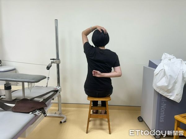 ▲治療師分享居家肌筋膜運動方式。（圖／台中榮總埔里分院提供）