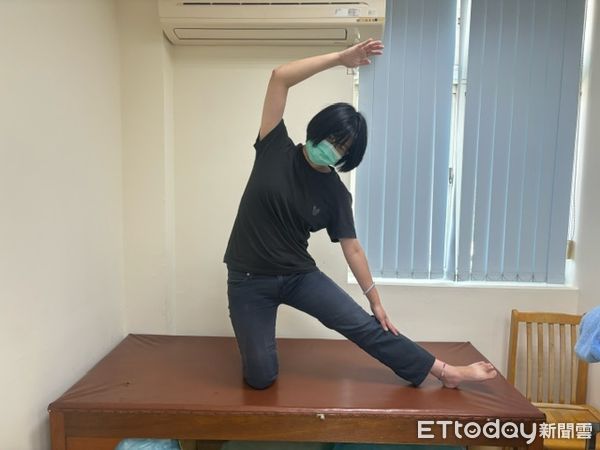 ▲治療師分享居家肌筋膜運動方式。（圖／台中榮總埔里分院提供）