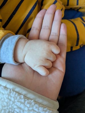 ▲▼廣告小妹產後舊傷復發「抱不動4月大兒」崩潰。（圖／翻攝自Facebook／凡槿（廣告小妹））