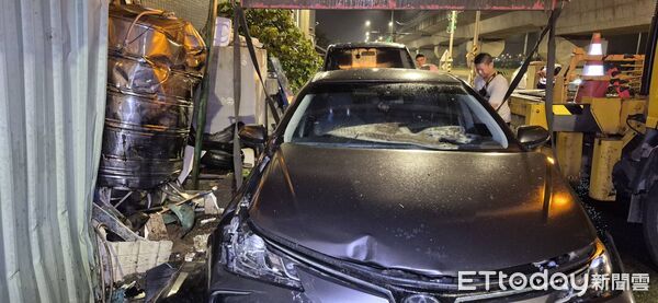 ▲▼桃園漢光夜間演訓出車禍　M109A5自走砲「撞上路邊轎車」。（圖／記者沈繼昌翻攝）