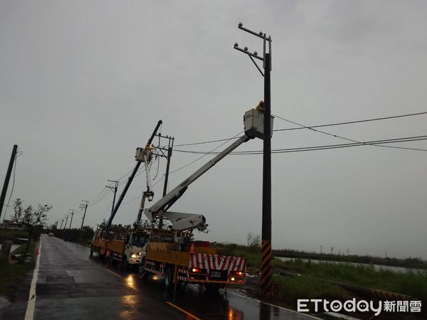▲台電工程人員於風雨中冒險搶修倒斷電桿，全力加速主幹線復電進度。（記者林東良翻攝，下同）