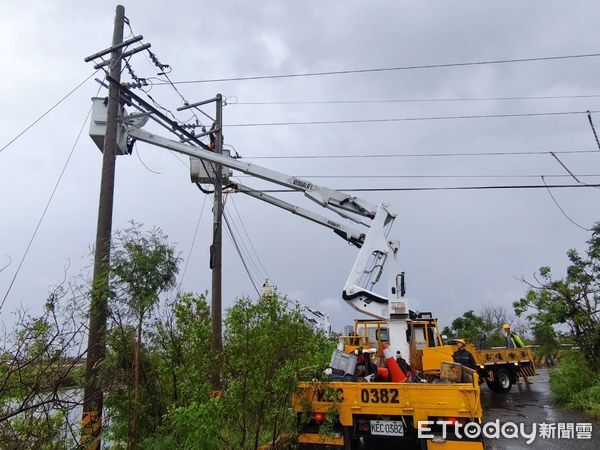 ▲台電工程人員於風雨中冒險搶修倒斷電桿，全力加速主幹線復電進度。（記者林東良翻攝，下同）