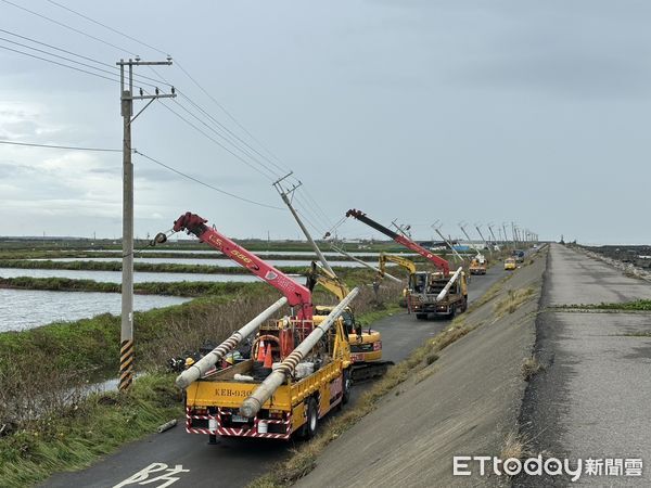 ▲台電工程人員於風雨中冒險搶修倒斷電桿，全力加速主幹線復電進度。（記者林東良翻攝，下同）